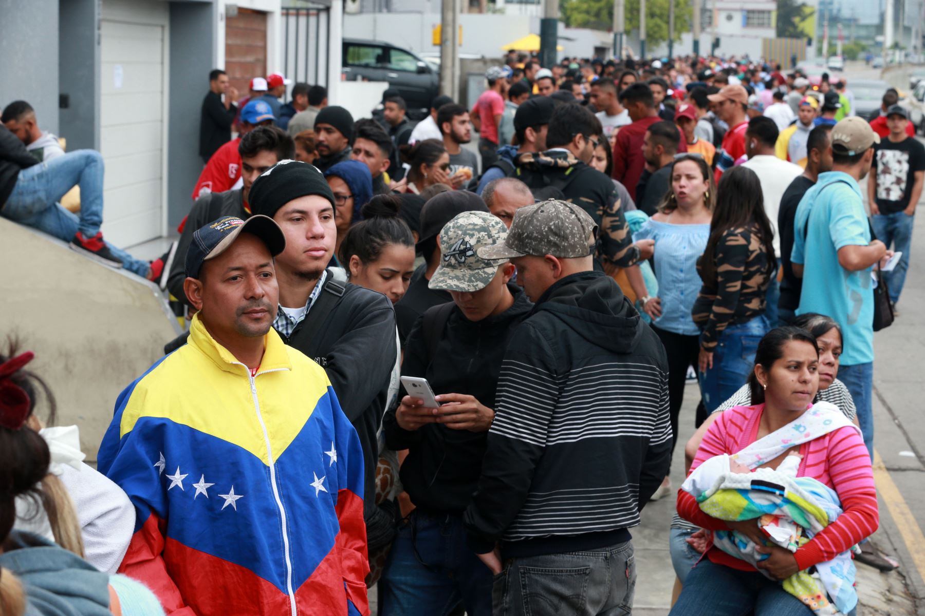 Boluarte revela que migrantes venezolanos sin estatus regular están abandonando Perú de manera voluntaria