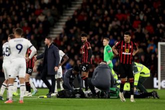 Las imágenes televisivas mostraron al futbolista Issa Kaboré rezando por la salud de su compañero