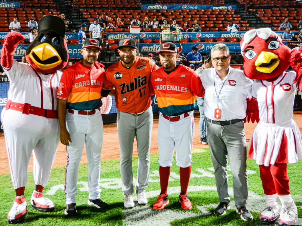 Homenaje de los Cardenales a Alex Romero