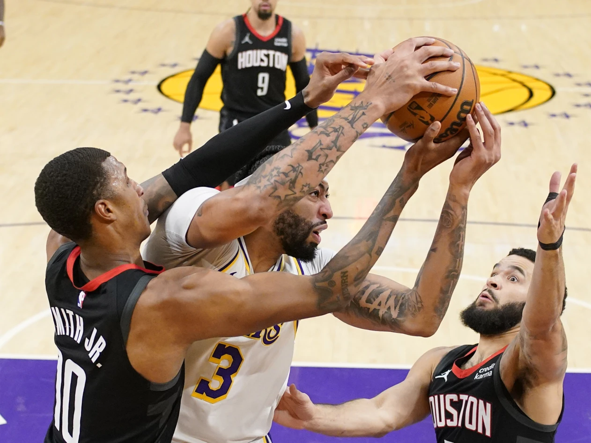 Anthony Davis lidera la victoria de los Lakers contra los Rockets