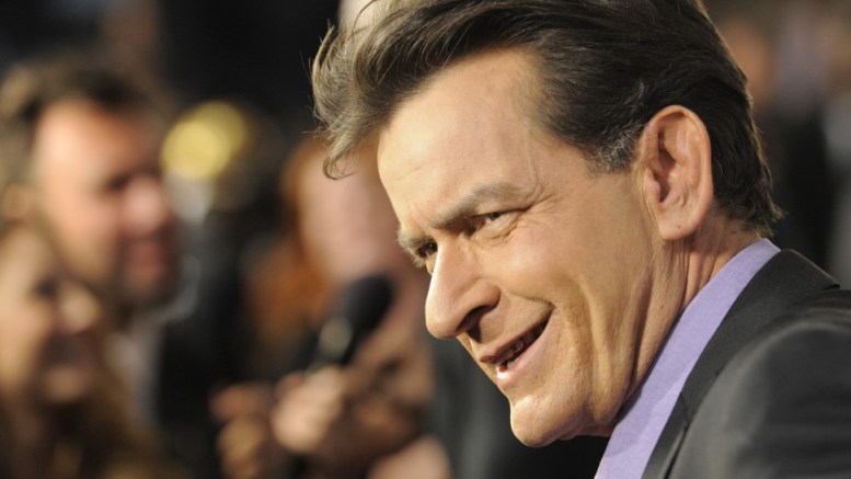 Vecina intenta estrangular a Charlie Sheen en su residencia