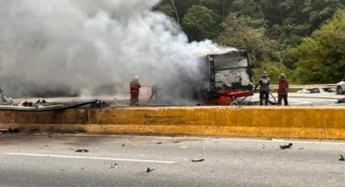 #ÚltimaHora | Una gandola cargada de combustible explotó en la autopista Petare-Guarenas