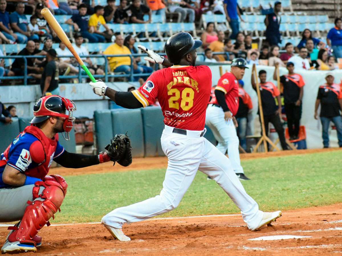 Águilas arrasa con los Leones y se posiciona fuertemente para el Play In