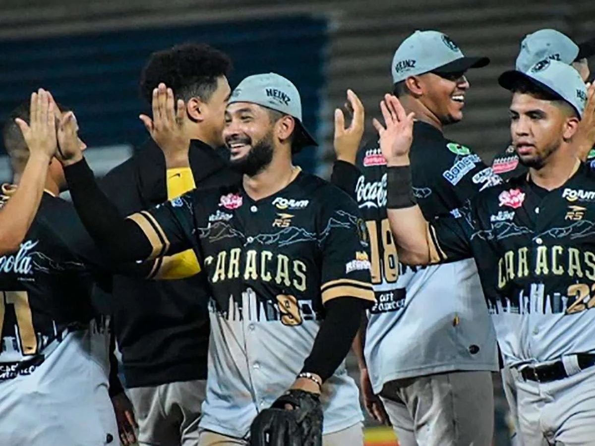 Leones derrota a Magallanes y alcanza el primer lugar