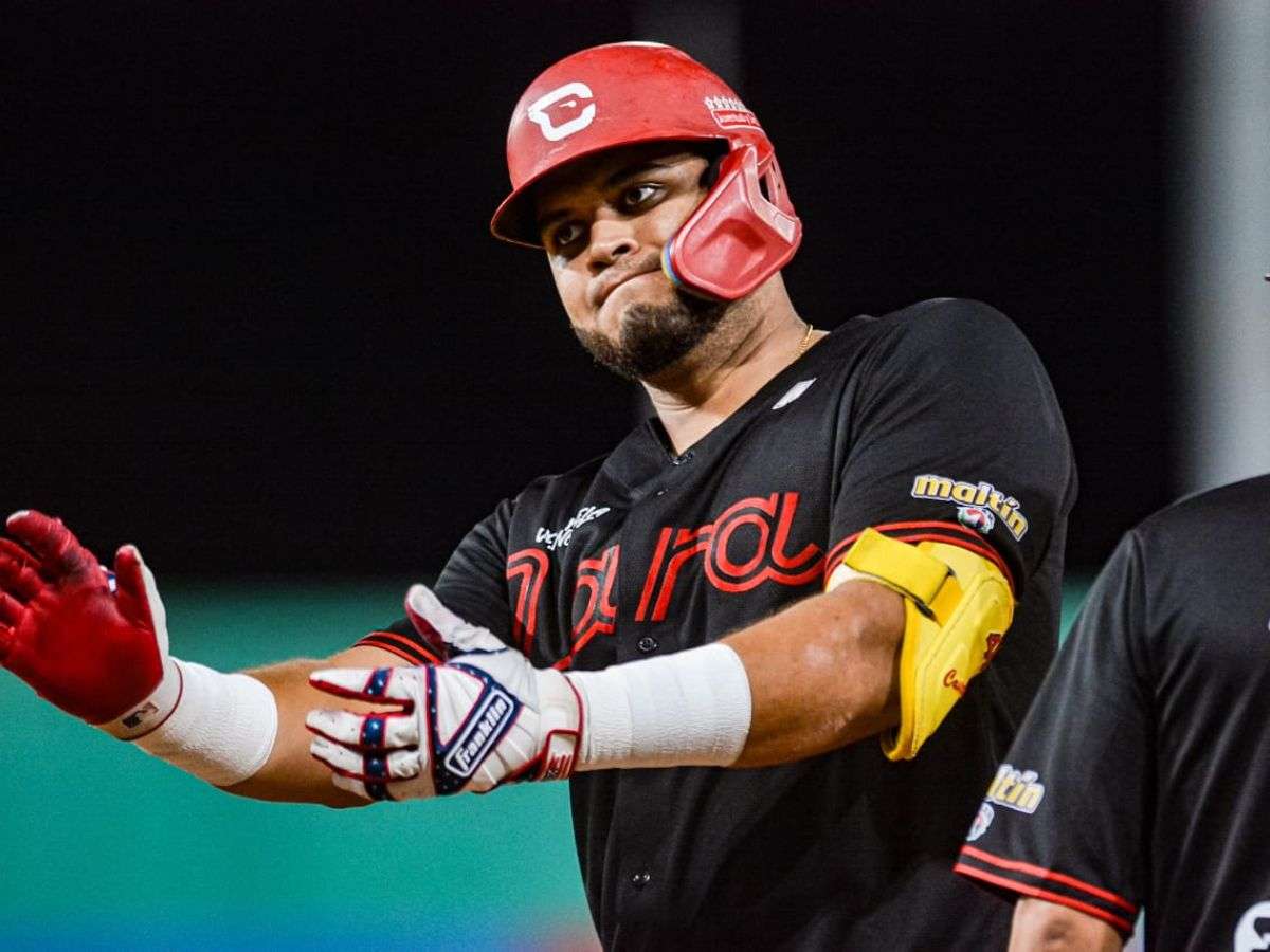 Cardenales logra una victoria contundente sobre los Tiburones y se asegura la serie