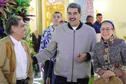 Presidente Maduro se reúne con cultores y científicos en Miraflores