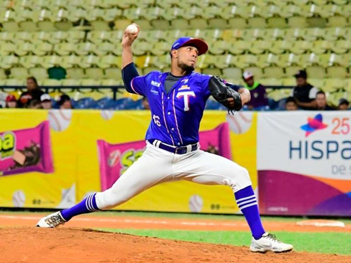 Ricardo Pinto lidera a los Tiburones en una victoria sobre los Leones