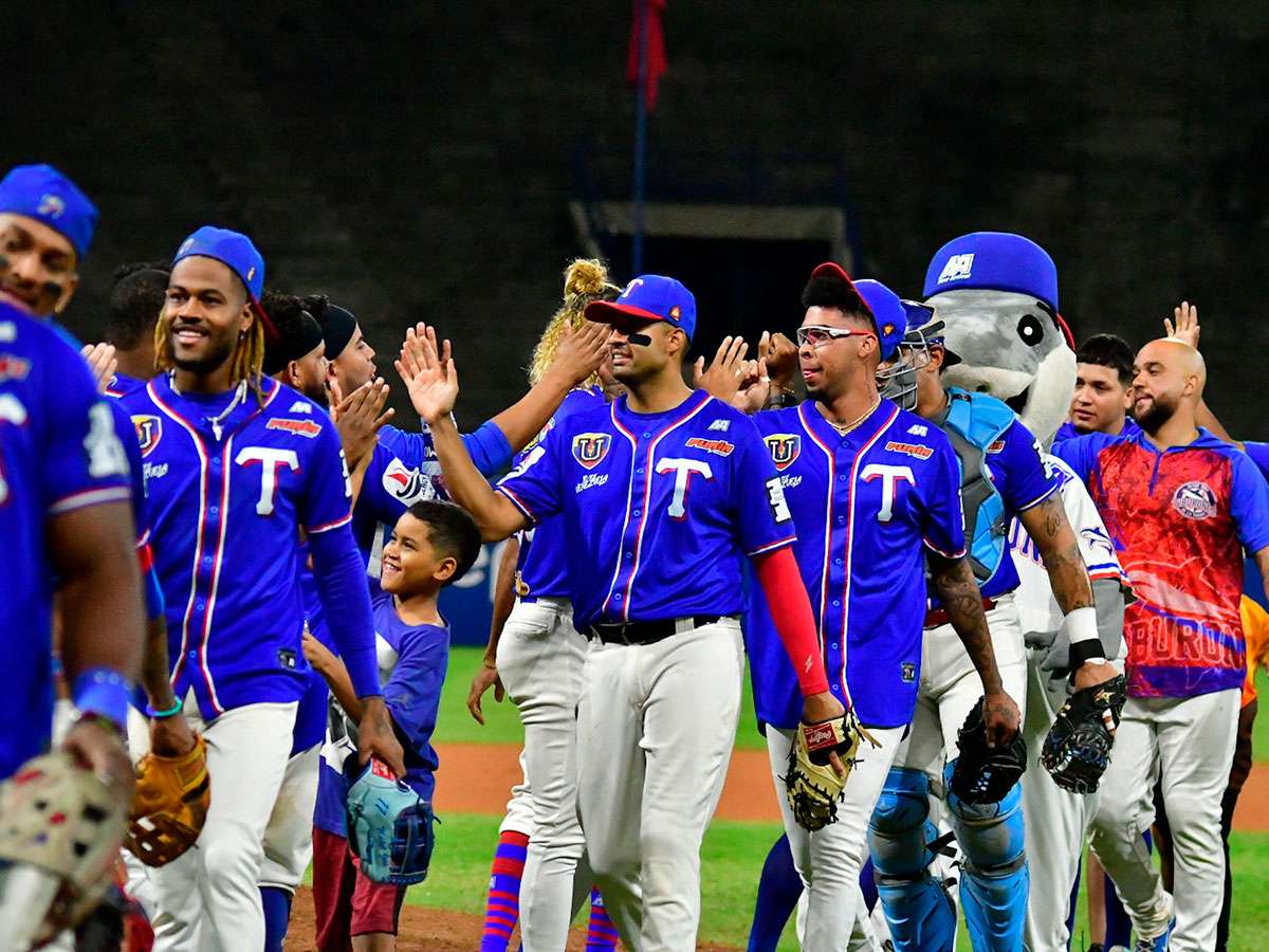 Tiburones arrasa con Caribes en una aplastante victoria