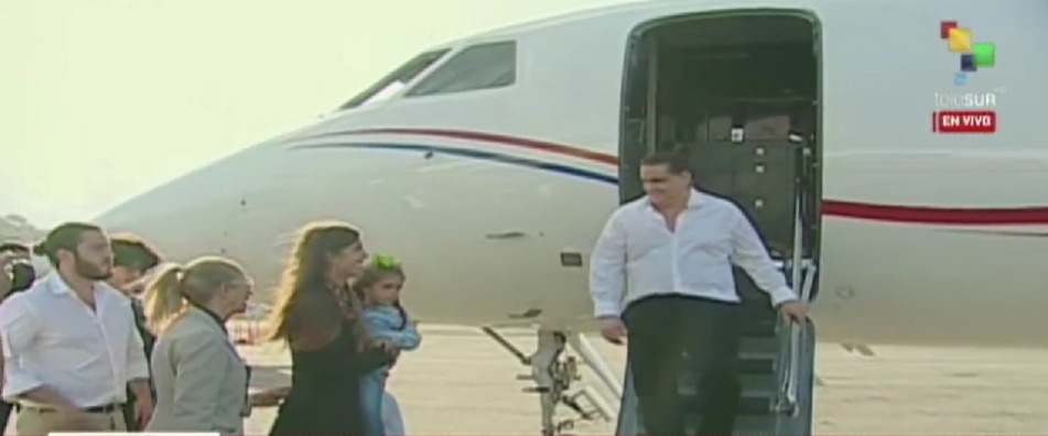 Cilia Flores da la bienvenida a Alex Saab en el aeropuerto de Maiquetía