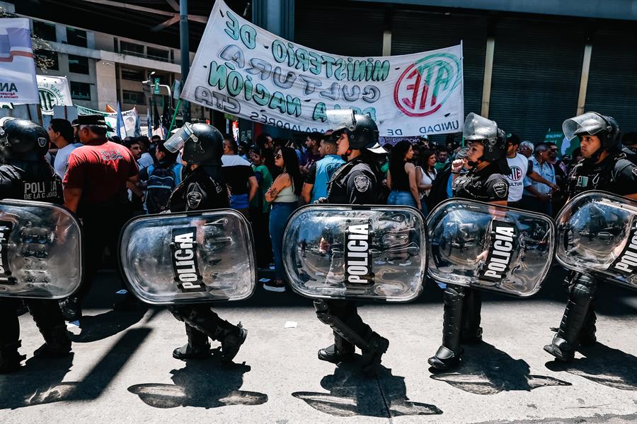 Argentina realizará una revisión de 1 millón de planes sociales y no renovará 5.000 contratos públicos