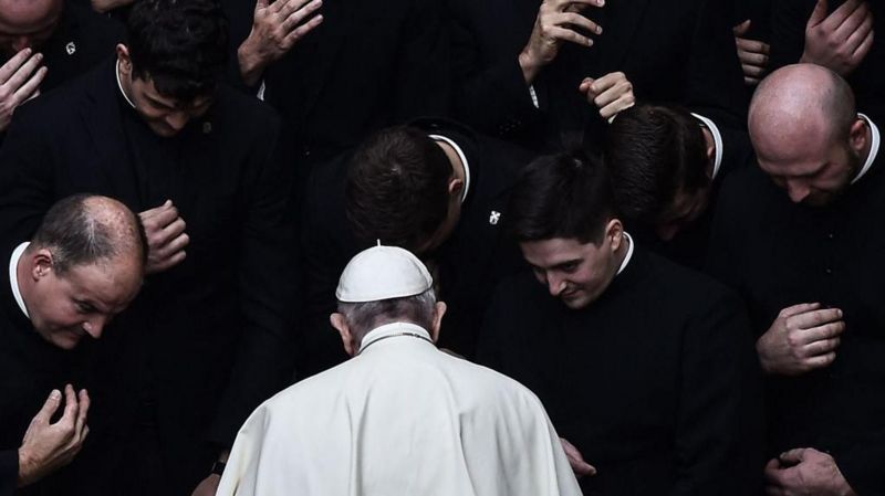 El Papa descarta su renuncia como una posibilidad lejana, a pesar de especulaciones sobre un nuevo cónclave.