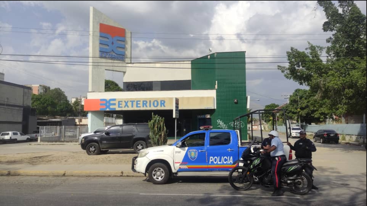 23 clientes del banco Exterior en Aragua son tomados como rehenes por sujetos que asaltaron la sede