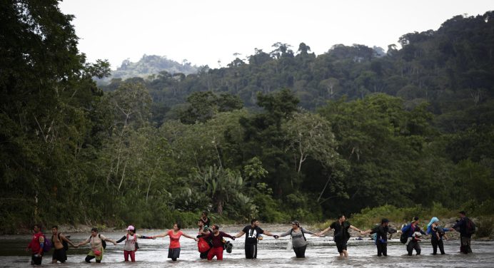 Encuesta sugiere que un cambio político podría motivar a migrantes venezolanos a regresar a su país