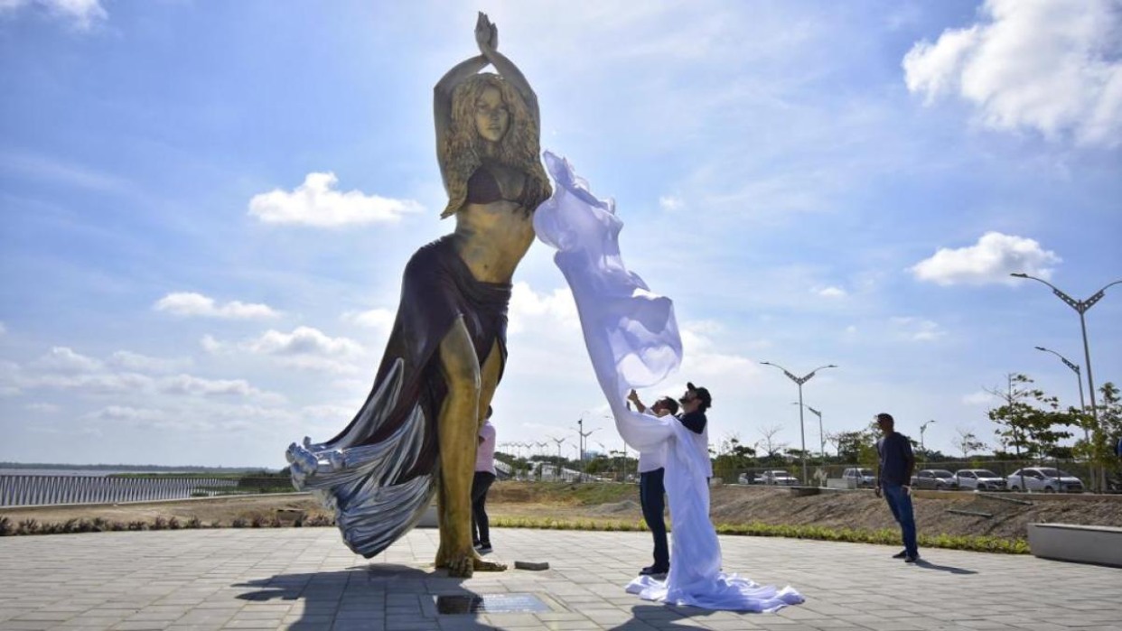 Inauguración de la estatua de Shakira en Barranquilla, en un emotivo evento junto a sus padres