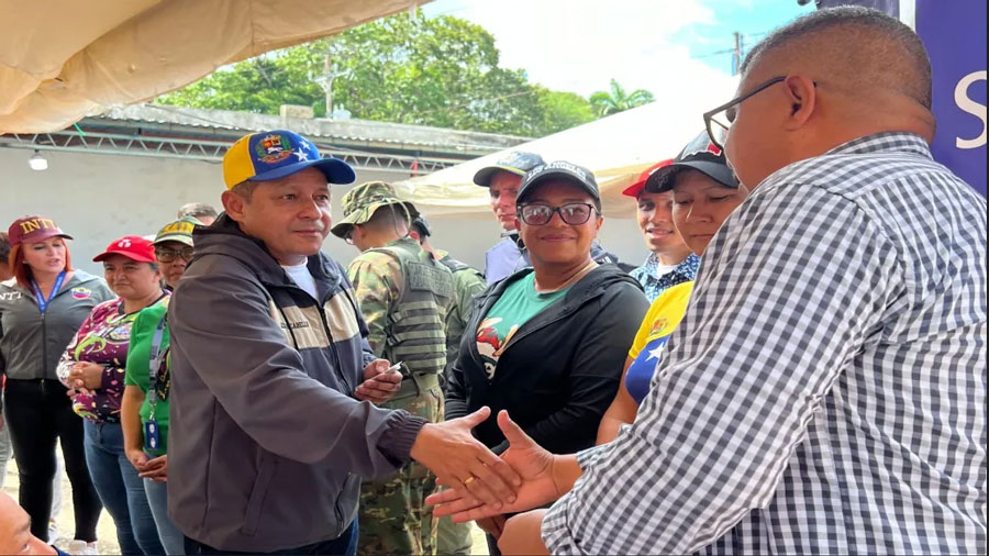 Rodríguez Cabello realizó un recorrido por los diferentes operativos de atención en compañía de la directora del Saime Bolívar, Yocasta Isabel López.