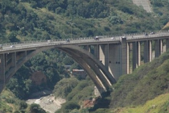 Camión cae por un barranco en la Caracas – La Guaira