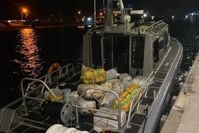 10 Venezolanos detenidos en Aruba que transportaban 600 kilos de droga a la isla