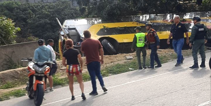 Nueve heridos en accidente de autobús en Tazón