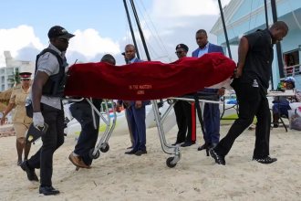 Una turista de Boston murió tras un ataque de tiburón mientras hacía surf de remo en las Bahamas (REUTERS/Dante Carrer)