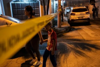 Cuando llegó la ambulancia, el niño y uno de los hombres heridos fueron trasladados al hospital más cercano, pero minutos después se confirmó la muerte de ambos.