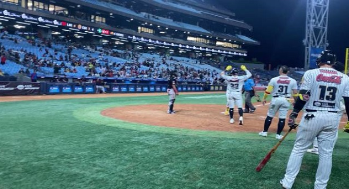 Leones del Caracas suma otra victoria con paliza a los Bravos