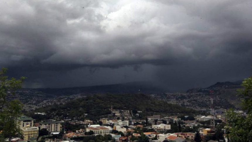 En la gran Caracas(Miranda – Distrito Capital – la Guaira) se espera de parcial a nublado en la madrugada