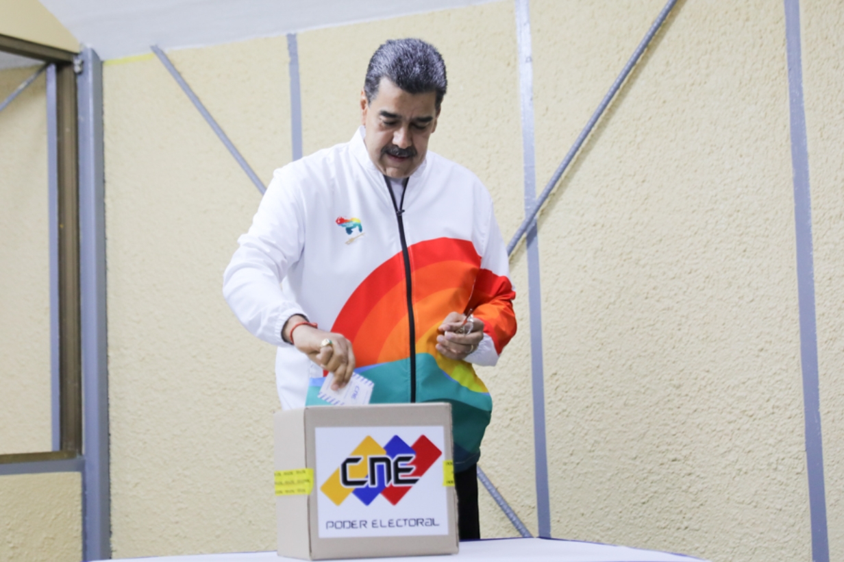 Nicolás Maduro ejerce su voto en el referendo consultivo sobre el Esequibo