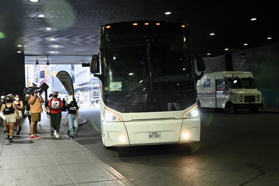 El alcalde de Nueva York impone restricciones a la llegada de migrantes en autobuses