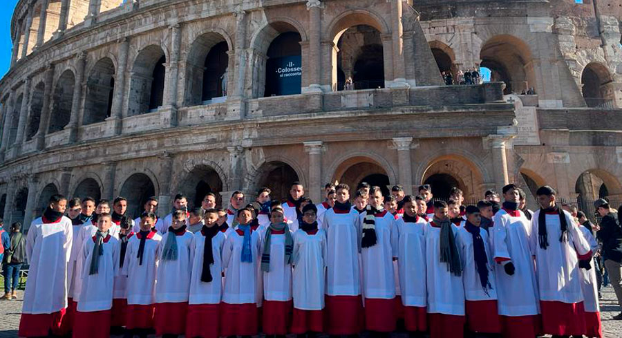 Los niños cantores del Zulia impresionaron a los visitantes en el Coliseo Romano con su actuación.