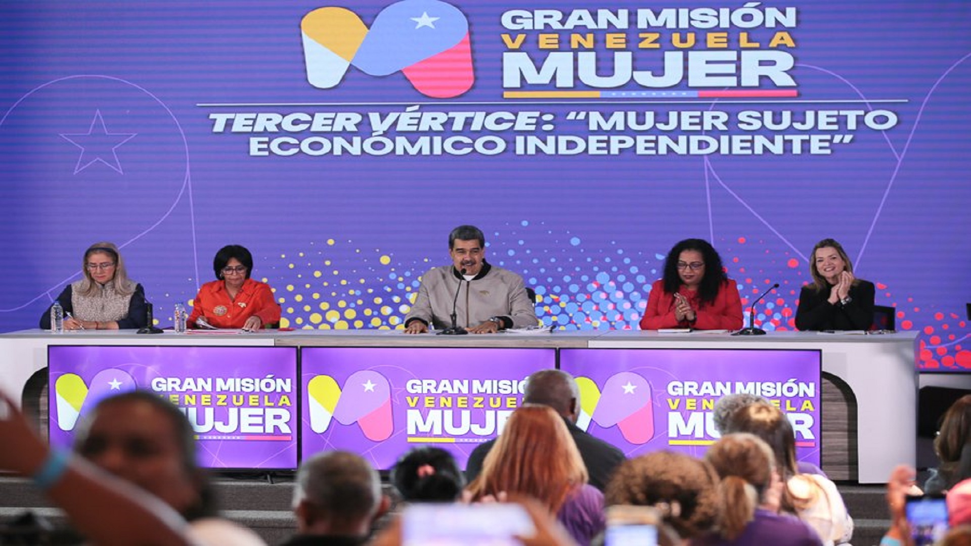 El Presidente Nicolás Maduro brinda 1500 créditos a mujeres emprendedoras para impulsar su desarrollo