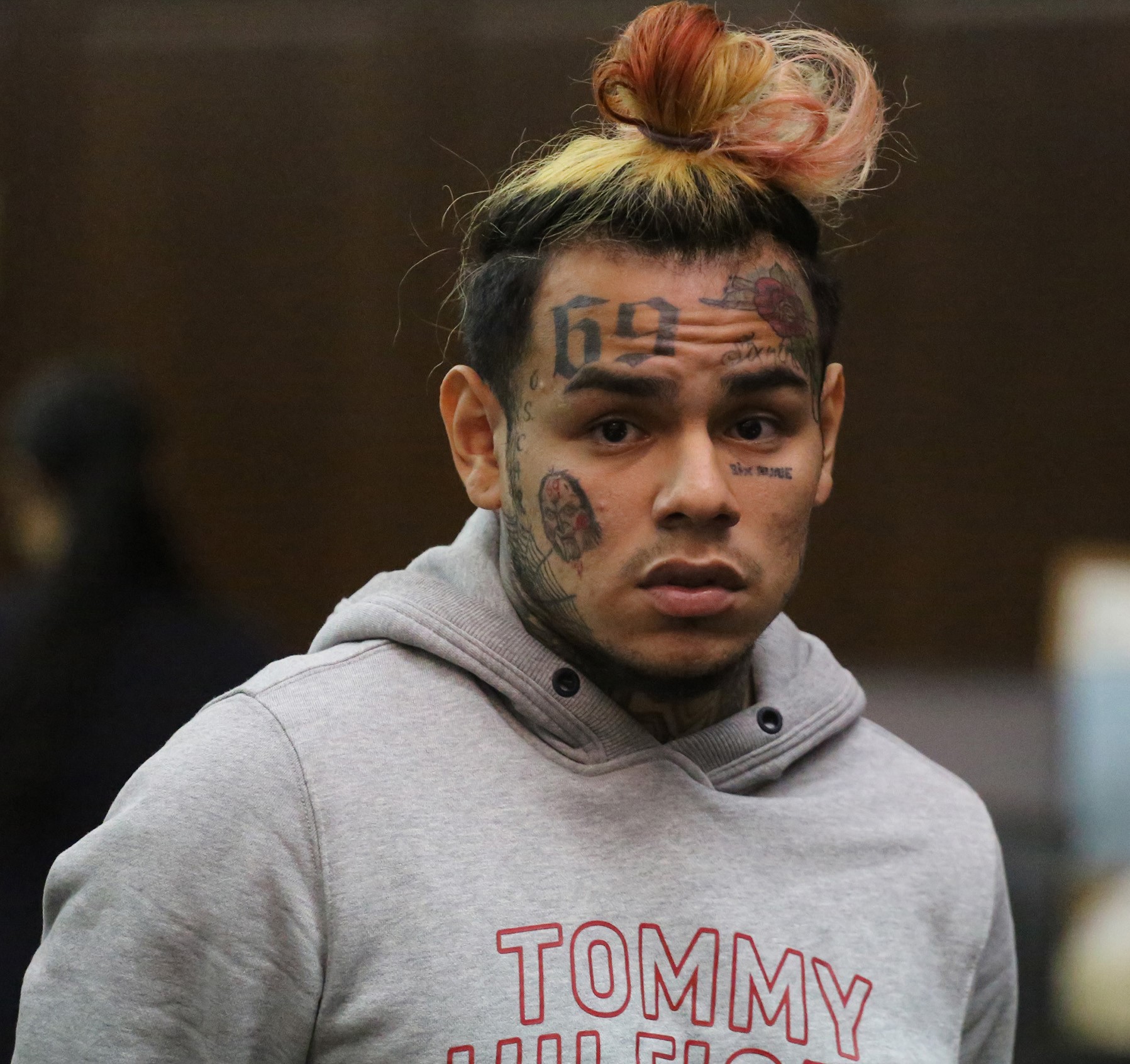 La posibilidad de confiscar los bienes de Tekashi surge debido a su incumplimiento en el pago de una demanda