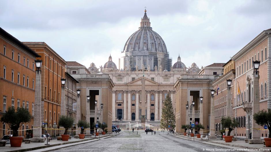 El Vaticano emite condena contra el cardenal Becciu y otras 8 personas por un escándalo financiero.