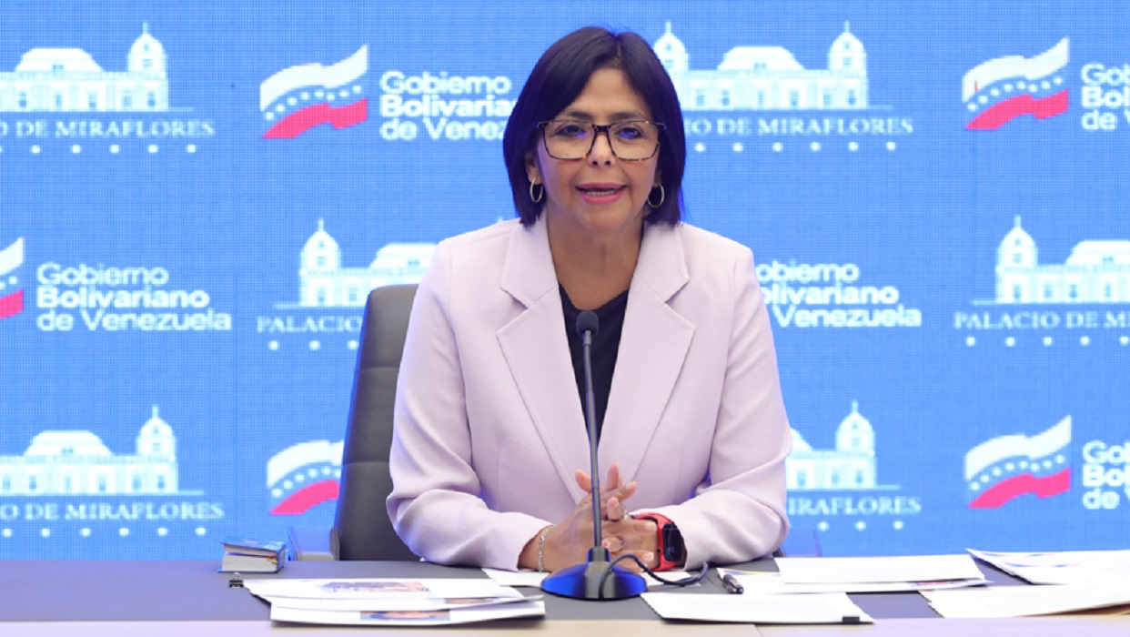 Delcy Rodríguez refuta las amenazas “guerreristas” del presidente de Guyana hacia Venezuela