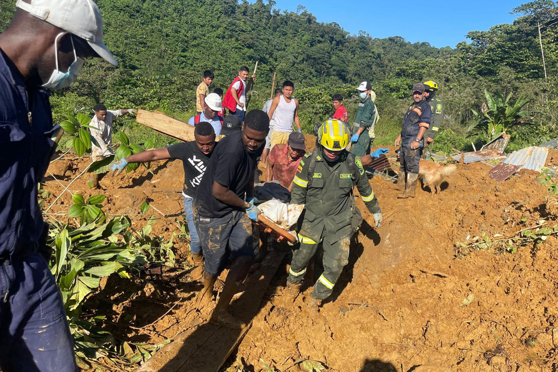 Colombia declara estado de desastre natural tras trágicos derrumbes en el Chocó que cobraron la vida de 33 personas.