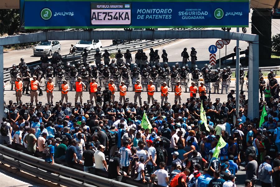 Milei enfrenta su primer conflicto laboral con los trabajadores