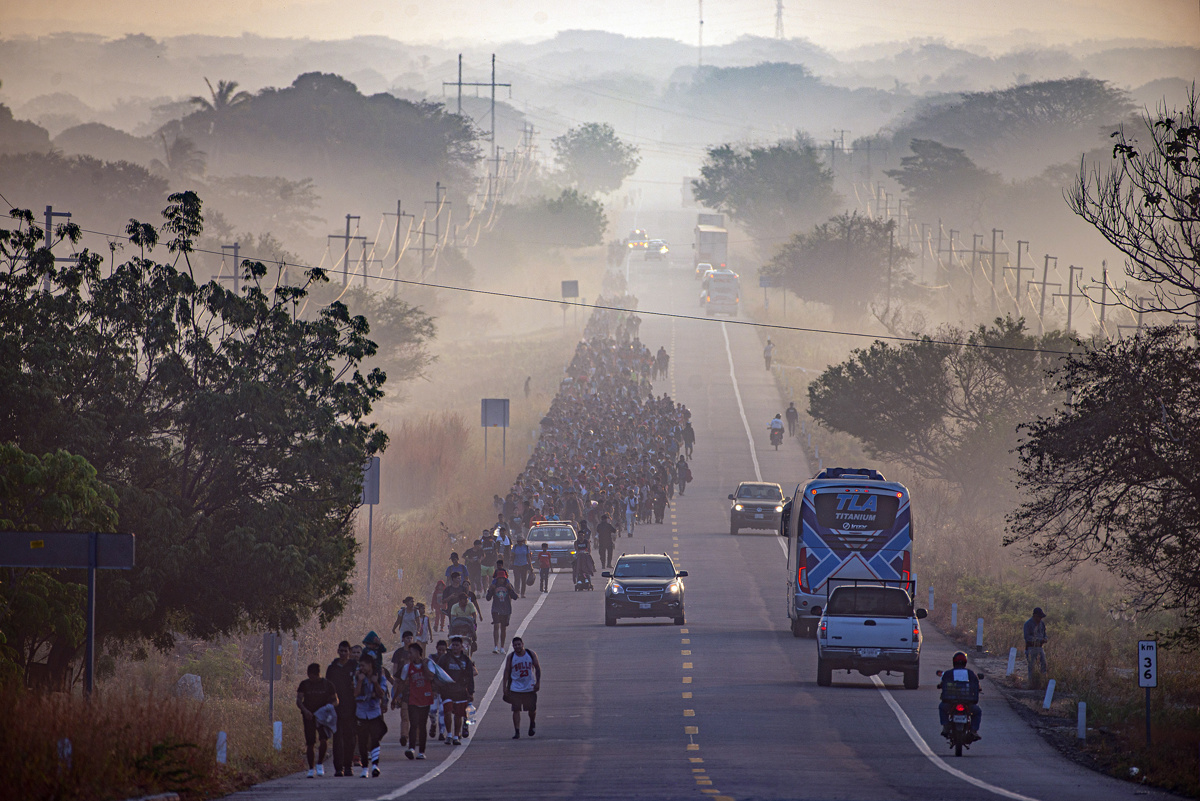 La caravana de migrantes se reagrupa y avanza hacia el sur de México.