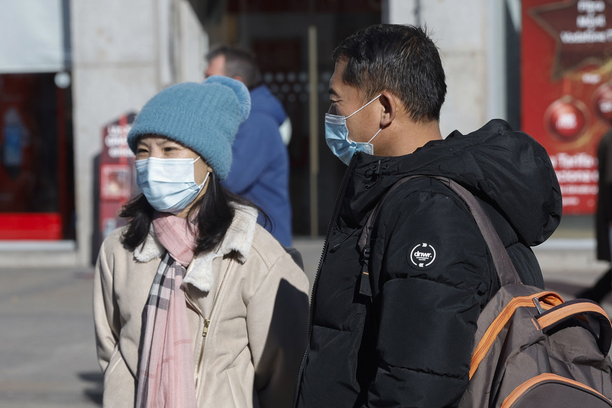 España implementará el uso obligatorio de mascarillas en instalaciones médicas debido al aumento de casos de gripe.