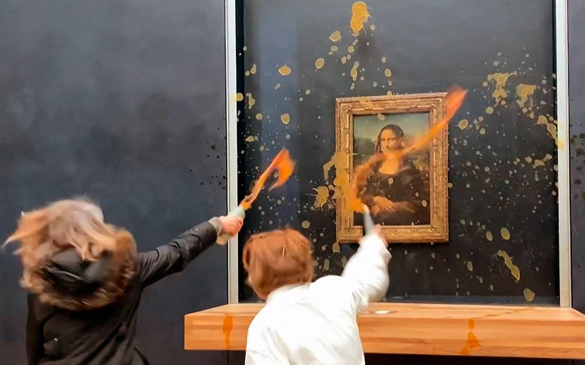 Activistas ecologistas vandalizan la Mona Lisa en el Louvre con sopa