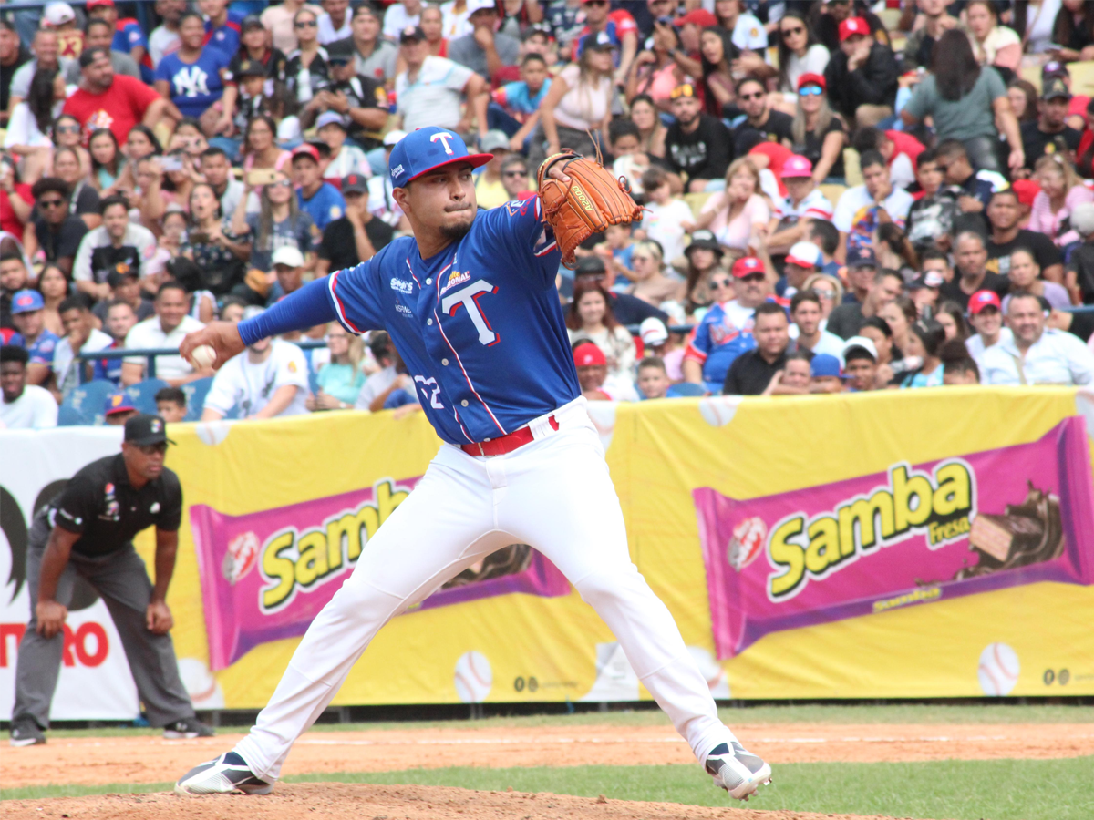 Emilker Guzmán, un fajador destacado en el bullpen de los Tiburones