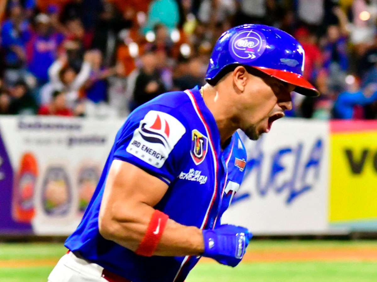 Tiburones aplasta a Tigres y se consolida en el primer lugar