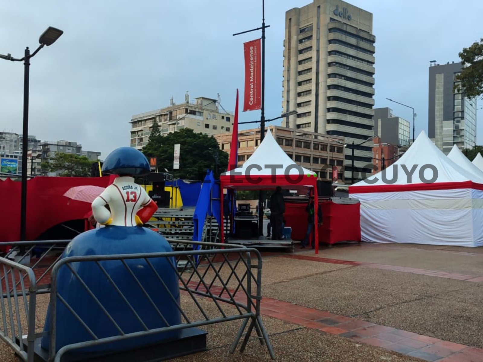 Caos en Caracas debido a la instalación de tarimas por parte del chavismo