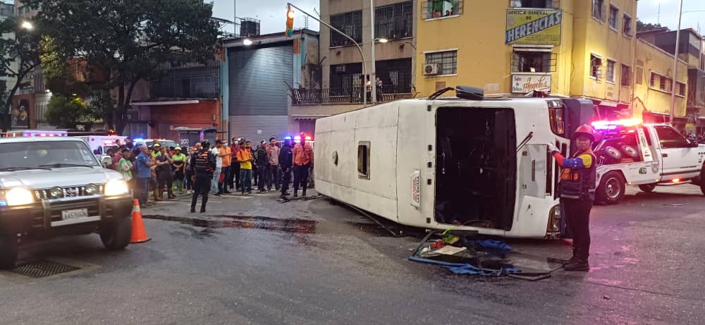 Trágicamente, una pequeña fallece en un grave accidente de tránsito en la avenida Baralt de Caracas el 24 de enero.