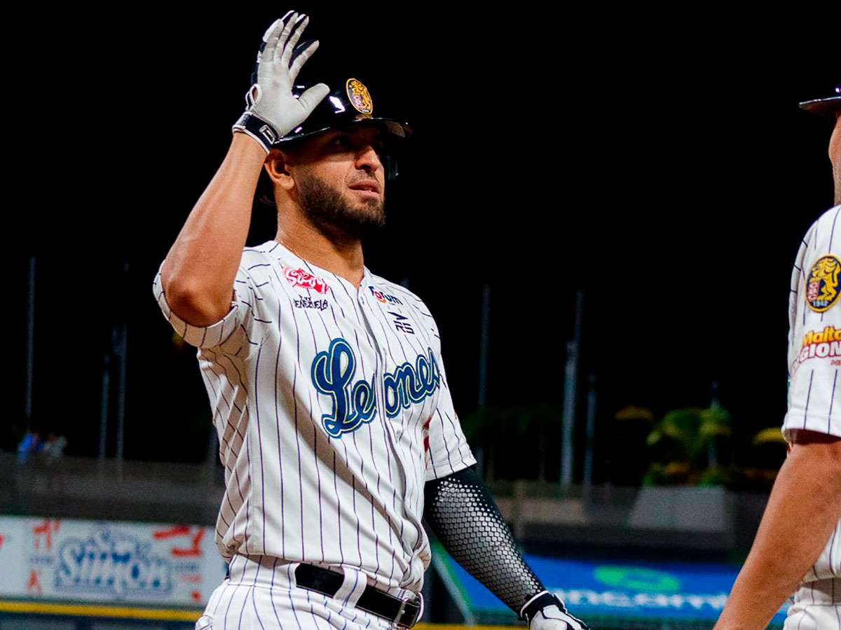 Leones triunfa sobre Cardenales y se mantiene en la lucha