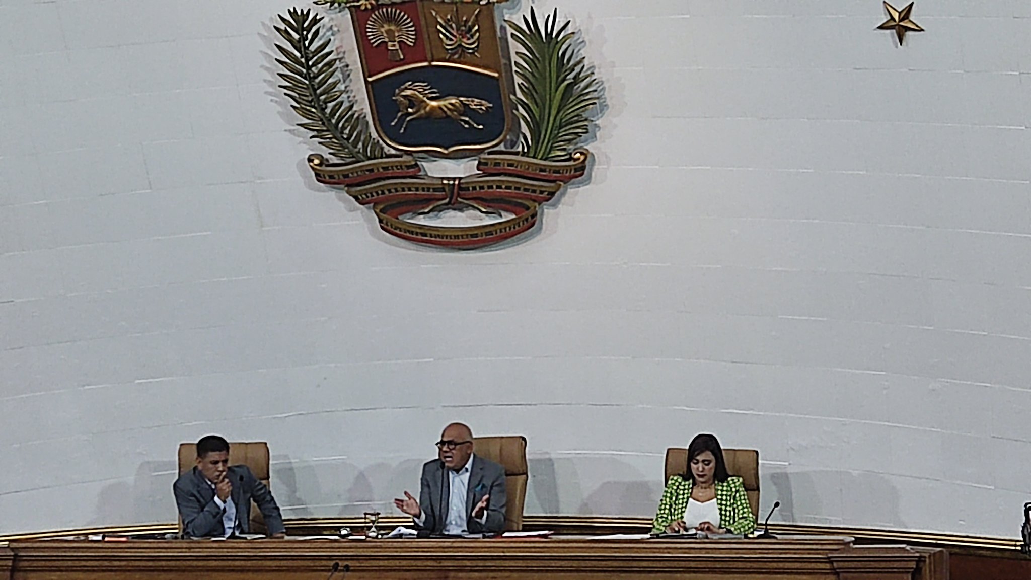 Jorge Rodríguez instruye la identificación de los diputados que respaldaron la continuidad de la Asamblea Nacional de 2015 y advierte a los partidos políticos sobre la posible confiscación de sus propiedades.