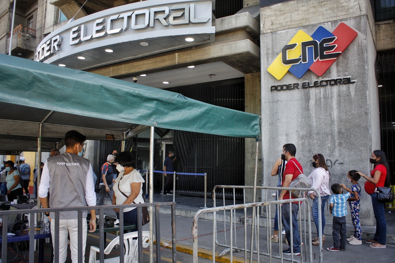 Líderes juveniles insisten en que el CNE apruebe las jornadas del Registro Electoral