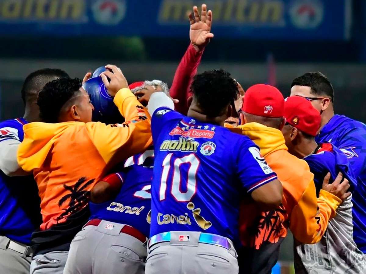 Tiburones dominan a los Bravos y avanzan a la final