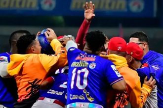 El conflicto llegó en la octava entrada. Los Tiburones de la Guaira iban empatados 8-8 cuando Maikel García decidió lucirse con el madero para hacerse con otra victoria en la final.