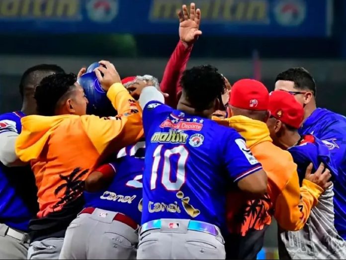 El conflicto llegó en la octava entrada. Los Tiburones de la Guaira iban empatados 8-8 cuando Maikel García decidió lucirse con el madero para hacerse con otra victoria en la final.