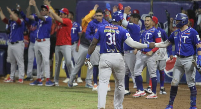 Tiburones remontan el déficit y consiguen su noveno triunfo