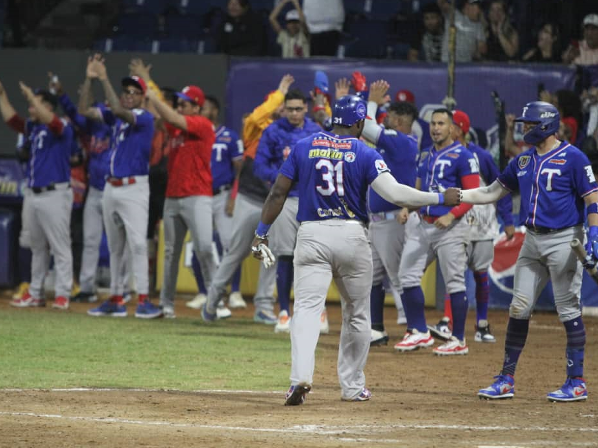 Tiburones logró la remontada contra Bravos en Macuto